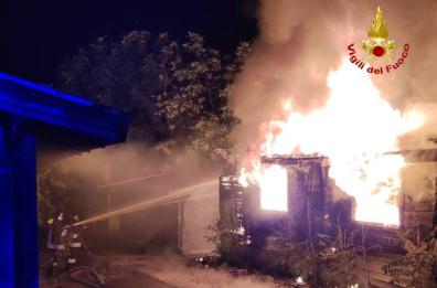 Potenza, in fiamme un deposito,  inagibile l'abitazione di un'anziana