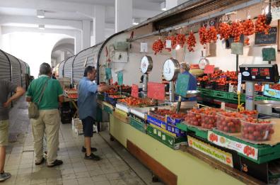 Bari, la crisi morde famiglie e mercati:  prezzi alle stelle e carrelli  vuoti