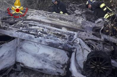 L'auto si ribalta e prende fuoco, salvi i quattro occupanti nel Leccese
