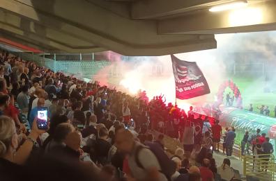 Foggia, lanciò un petardo sul campo dello stadio Zaccheria: tifoso arrestato in flagranza differita