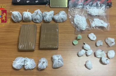 Droga, Polizia sequestra 2 kg di eroina e cocaina a Taranto: nascosti in un tombino