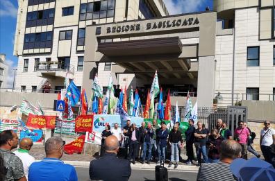 Crisi Stellantis, i sindacati protestano davanti alla Regione Basilicata