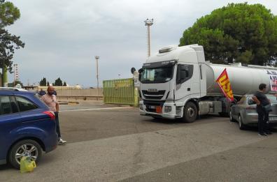 Continua la protesta dei tir a Taranto, i distributori sono a secco