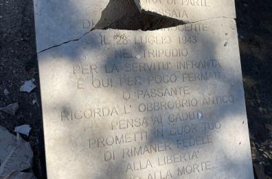 Bari, vandalizzato il marmo in memoria della strage di via Dell'Arca