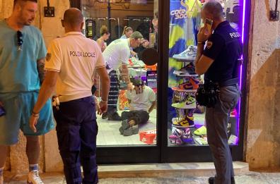 Barletta, sorpresi a rubare in un negozio del centro: arrestati due giovani