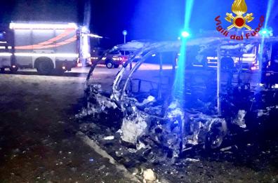 Nardò, in fiamme pulmini elettrici comunali per portare turisti a Porto Selvaggio: indagini