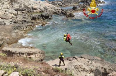 Leuca, turista emiliano in vacanza cade da scogliera: soccorso con elicottero