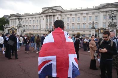 Nancy Dell'Olio: «Ho avuto il privilegio di conoscere la regina. Triste essere a Londra per la fine del suo viaggio»