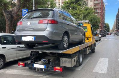 Bari, tassista abusivo colto in flagrante: multa da migliaia di euro, mezzo sequestrato
