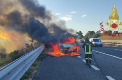 Pulmino partito da Bari prende fuoco su A14, tutti salvi gli operai