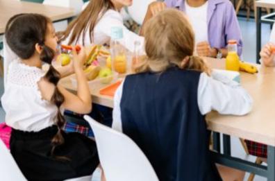 Lecce, rivolta delle famiglie musulmane: «I nostri figli discriminati nelle mense scolastiche»