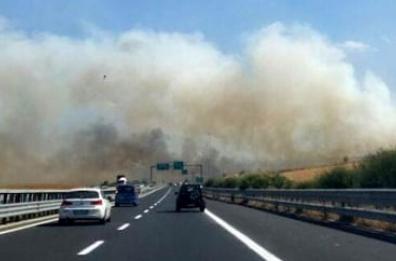 Nuovo incendio sull'A16 tra Candela e Cerignola Ovest, traffico riaperto
