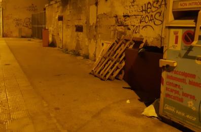 Bari, quartiere Carrassi invaso dai rifiuti: «Da giorni non passano gli operatori ecologici»