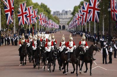 Regina Elisabetta, il feretro a Westminster per l'omaggio di 4 giorni. Londra in tilt, 16km di coda
