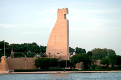 Brindisi, precipita dal Monumento al Marinaio: 30enne muore in ospedale