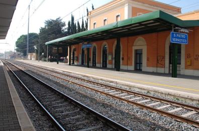 Tra Brindisi e S.Pietro Vernotico treni in balia di una baby-gang: «Sedili distrutti, minacce al personale»