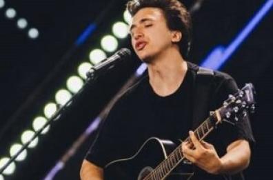 Francesco Colajemma sbarca a X Factor: l'abbraccio con Ambra e il ricordo del papà Gianni