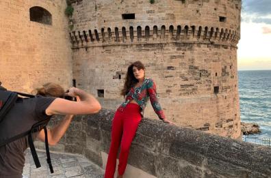 L'influencer Giulia Latini a spasso nel centro storico di Taranto