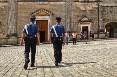 Commette atti osceni all'uscita di scuola, arresto ad Oria
