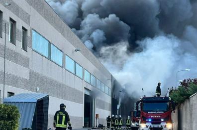 Modugno,  incendio alla zona industriale: verifiche sulla qualità dell'aria