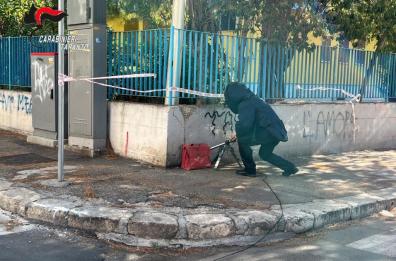 Taranto, borsa sospetta abbandonata vicino una scuola: arrivano gli artificieri. Falso allarme bomba