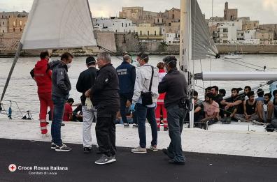 Migranti, in 93 sbarcano in Salento: tra loro anche 10 minorenni