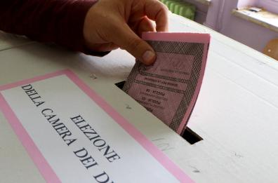 Italiani al voto con il 63.9%, l'affluenza più bassa della storia
