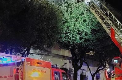 Lecce, gazebo vola per colpa del vento: intervengono i vigili del fuoco