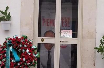 «Chiuso per lutto», a Mattinata fiori e manifesti fuori la sede del Pd