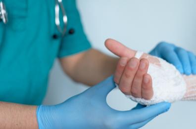 Bari, scaffali di metallo cadono in aula magna Corte d'Appello: una persona ferita in ospedale