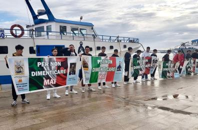 Taranto, studenti in strada nel giorno della memoria delle vittime del lavoro