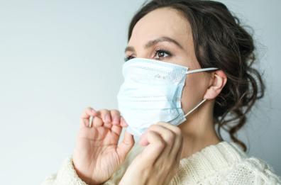 Covid, stop alle mascherine sui mezzi di trasporto, ancora obbligo negli ospedali