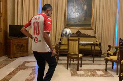 Bari-Brescia, Decaro si prepara palleggiando nella sua stanza: «Sarò il 12esimo uomo in campo»