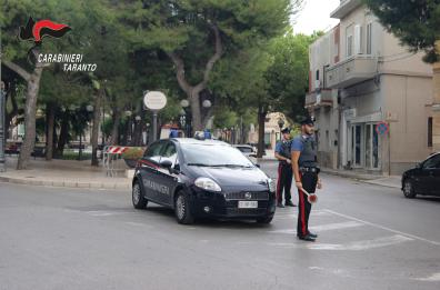 Monteparano, scende in strada con due coltelli da cucina minacciando il suicidio: fermato con il taser