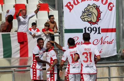 Bari, al San Nicola è trionfo: sei gol al Brescia e primo posto in classifica