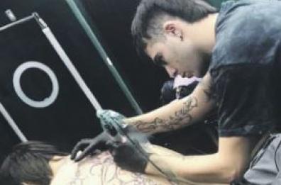 Victoria dei Maneskin e il sexy tatuaggio «made in Conversano»
