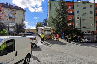 Potenza: si apre voragine per strada, camion dei rifiuti finisce dentro