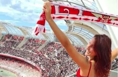 Bari, mostra il lato B allo stadio: scattano le indagini per atti osceni