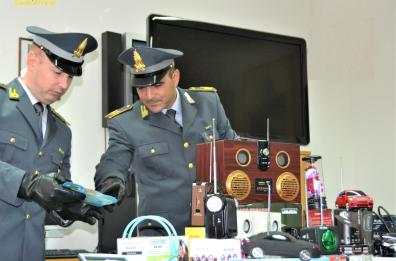 Taranto, scarpe e vestiti firmati contraffatti, oggetti pericolosi: GdF sequestra 17mila prodotti