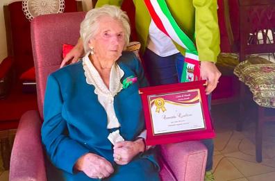 A Nardò nonna Titina compie cent'anni festeggiata da famiglia e vicesindaca