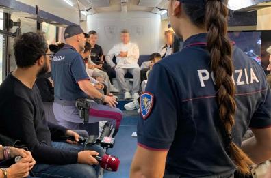 Guida sicura: il «Pullman Azzurro» della polizia fa tappa a Bari