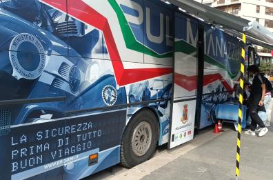 Cultura della guida sicura, a Foggia il pullman azzurro della Polizia