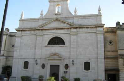 Trani, muore d'infarto uscendo dalla chiesa: festeggiava le nozze d'argento