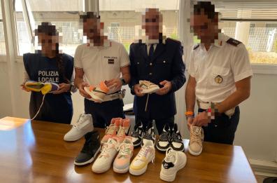 Bari, polizia locale sequestra decine di scarpe e vestiti contraffatti