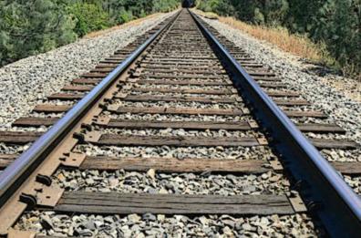 Giovane muore investito da un treno merci alla stazione Bari-Palese