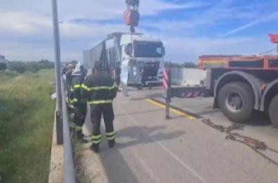 Il tir si ribalta e perde il carico: Statale 16 chiusa all'altezza di Polignano