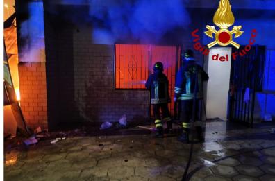 Lecce, fiamme in un appartamento e nei gazebo di un locale