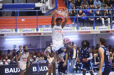 Basket, prima vittoria per l'Happy Casa Brindisi: battuto il Napoli