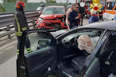 Lecce, imbocca contromano la tangenziale e va a sbattere contro un'altra auto: tragedia sfiorata