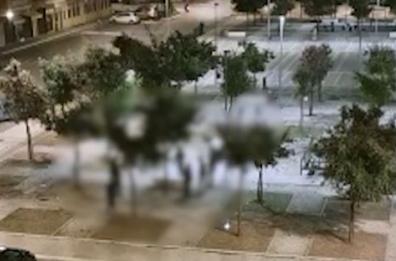 Spaccano bottiglie di vetro nel parco giochi vicino alla scuola, bulli in azione a Bisceglie
